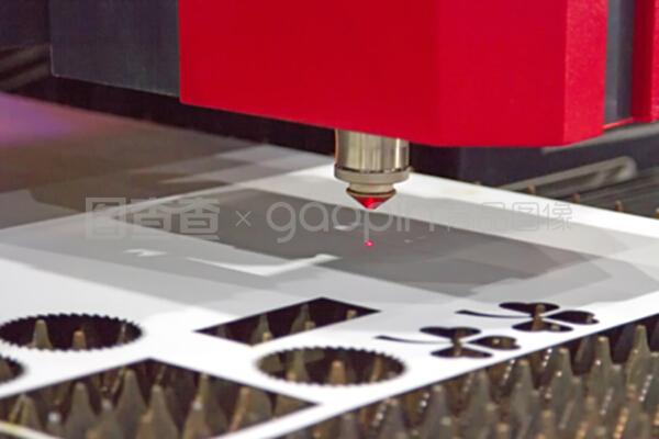 激光平板金屬切割機(jī)即將啟動(dòng)。